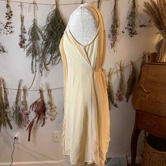 Blu Pepper NWT Pale Yellow Lace Slip Dress Tie Waist Keyhole Large - Picture 5 of 12